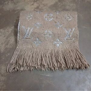 Louis Vuitton luxurious Scarf